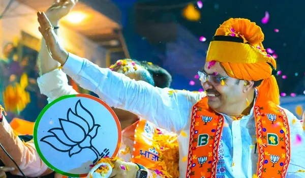 CM भजनलाल शर्मा का अलवर में रोड शो, कहा- कांग्रेस राजस्थान की जनता को बरगलाना बंद करें