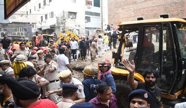 दिल्ली सत्य निकेतन बिल्डिंग हादसे में पुलिस की बड़ी कार्रवाई, हरिराम गुप्ता के बाद उसका बेटा महेश और पत्नी उर्मिला गिरफ्तार