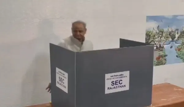 पूर्व मुख्यमंत्री और कांग्रेस नेता अशोक गहलोत ने जोधपुर में किया मतदान, नगर निकाय चुनाव के अंतर्गत दूसरे चरण का मतदान जारी