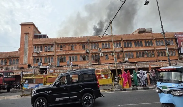 जयपुर में बड़ी चौपड़ पर पुरोहित जी के कटले में लगी आग, काफी दूर से नजर आ रही आग की लपटें और धुंए का गुबार