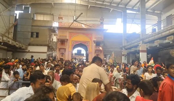 बाबा रामदेव के दरबार में उमड़ा आस्था का सैलाब, चारों ओर गूंज रहे बाबा के जयकारे... भक्ति के रंग में नजर आ रहा रुणिचा धाम