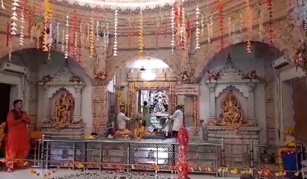 Shardiya Navratri 2023: बांसवाड़ा के त्रिपुरा सुंदरी मंदिर में अलसुबह से ही श्रद्धालुओं की भीड़ उमड़ी, दूर दराज से पहुंच रहे श्रद्धालु