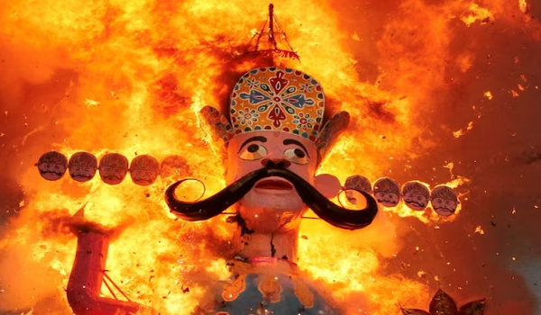 Happy Dussehra 2023: बुराई पर अच्छाई की जीत का पर्व दशहरा आज, शुभ मुहूर्त में होगी पूजा; रावण दहन का समय भी जानें