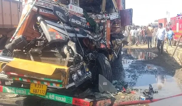 जयपुर-उदयपुर नेशनल हाईवे-48 पर नानकपुरा के पास दो ट्रकों की भीषण भिड़ंत, एक ट्रक में लगी आग