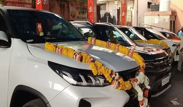 नवरात्रा में जयपुर के ऑटो बाजार में रौनक, नई गाड़ियों की खरीदारी के लिए कल भी दिनभर रही भीड़