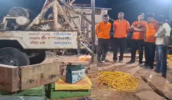 Jodhpur Borewell Incident: लोहावट के पुनिया की ढाणी में बोरवेल में जिंदगी की जंग लड़ रहा मासूम भोमाराम, बाहर हर आहट पर टिकी हैं परिजनों की आंखें