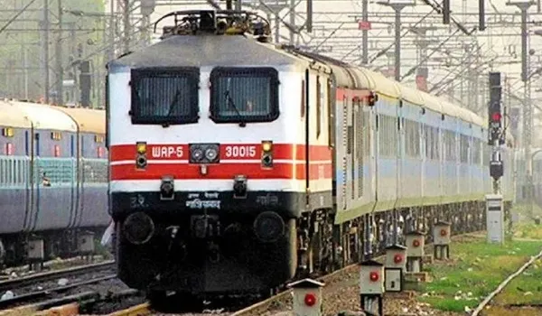 रेलवे काउंटर से टिकट लेने वालों को मिलेगा यात्रा बीमा, महज 45 पैसे प्रति यात्री प्रीमियम... 10 लाख तक कवरेज