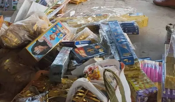 अवैध पटाखा कारोबार पर पुलिस का एक्शन, दो अवैध पटाखा विक्रेता गिरफ्तार, आतिशबाजी 2 पेटी और 5 प्लास्टिक कट्टे किए जब्त