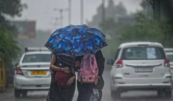 Weather Update: बदला मौसम का मिजाज... दिनभर छाए बादल, ठंडी हवाओं से बढ़ी ठिठुरन, गर्म कपड़ों में लिपटे नजर आए लोग