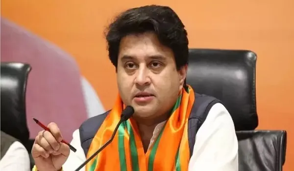 भाजपा की 'लोकतंत्र बचाओ,अराजकता हटाओ' पदयात्रा; ज्योतिरादित्य सिंधिया बोले- भारत का लोकतंत्र किसी एक परिवार की बपौती नहीं