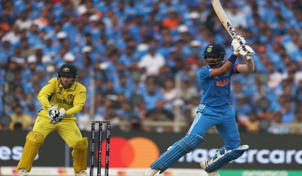 IND vs AUS Final: भारत ने ऑस्ट्रेलिया को दिया 241 रनों का लक्ष्य, भारत की पारी 240 रन पर हुई ऑलआउट