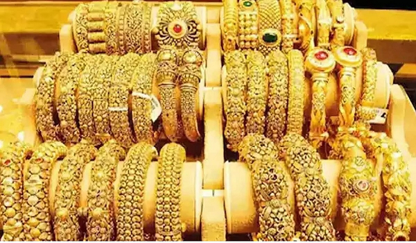 Gold-Silver Price: ऑल टाइम हाई के बाद घटे सोने के दाम, चांदी में मामूली उछाल दर्ज, जानें अपने शहर में कीमत