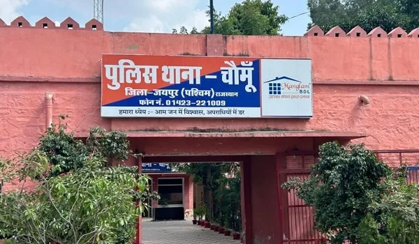 चौमूं में भारी बवाल, उपद्रवियों ने किया पुलिस जाब्ते पर पथराव, पुलिस ने छोड़े आंसू गैस के गोले, 24 घंटे के लिए इंटरनेट सेवा की गई बंद