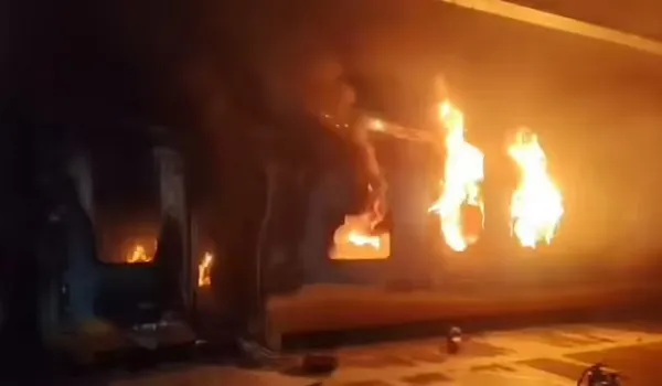 आंध्र प्रदेश में ट्रेन में लगी आग, डिब्बों में सवार सभी यात्रियों का सामान जलकर खाक