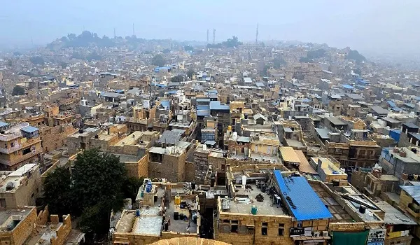 जैसलमेर में साल के आखिरी दिन अचानक बदला मौसम, अलसुबह मावठ की बारिश शुरू, शहर और ग्रामीण इलाकों में बढ़ी ठंड 