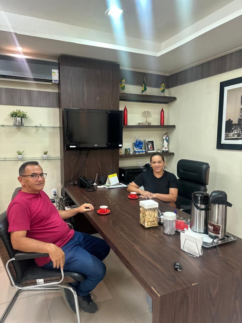 A presidente da Câmara Municipal de Meruoca, Ana Carina, recebeu, na manhã de hoje, a visita do cidadão José Irã Barros.