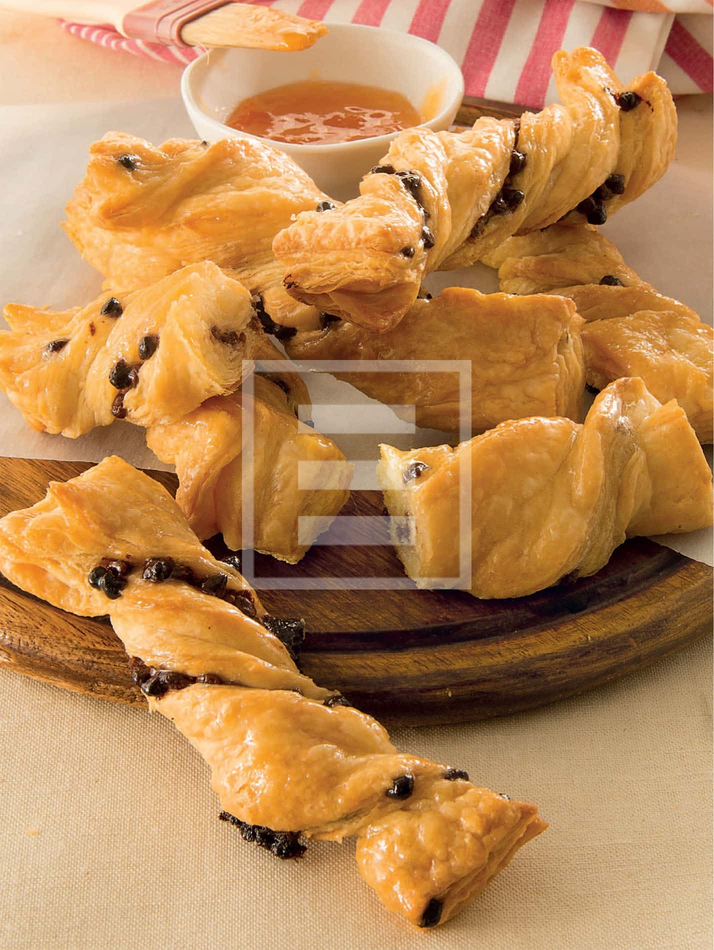 Torciglioni di pasta sfoglia con gocce di cioccolato ...