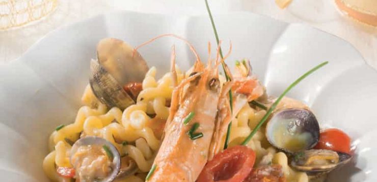 Pasta con sughetto di vongole, capesante e canocchie ...