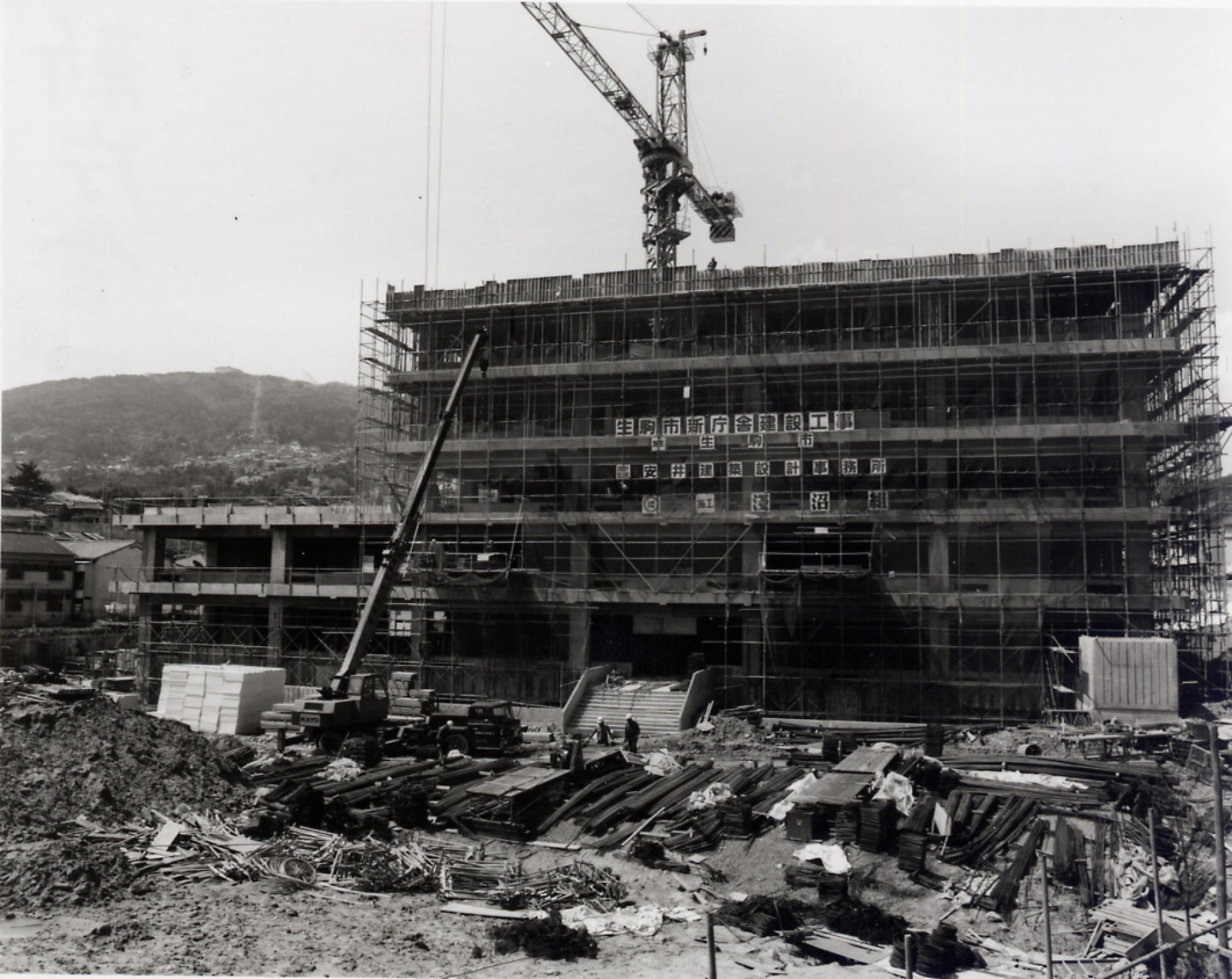 1981建設中の新庁舎2