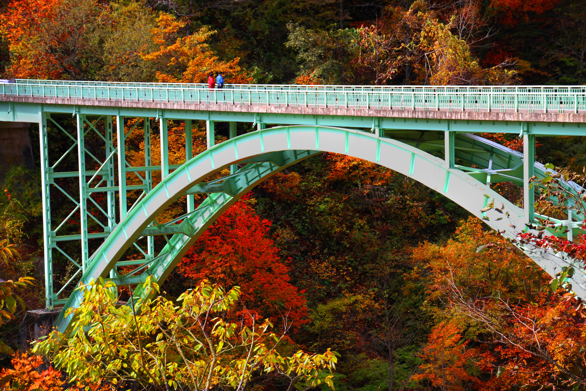 国見温泉と鹿倉橋の紅葉.jpg