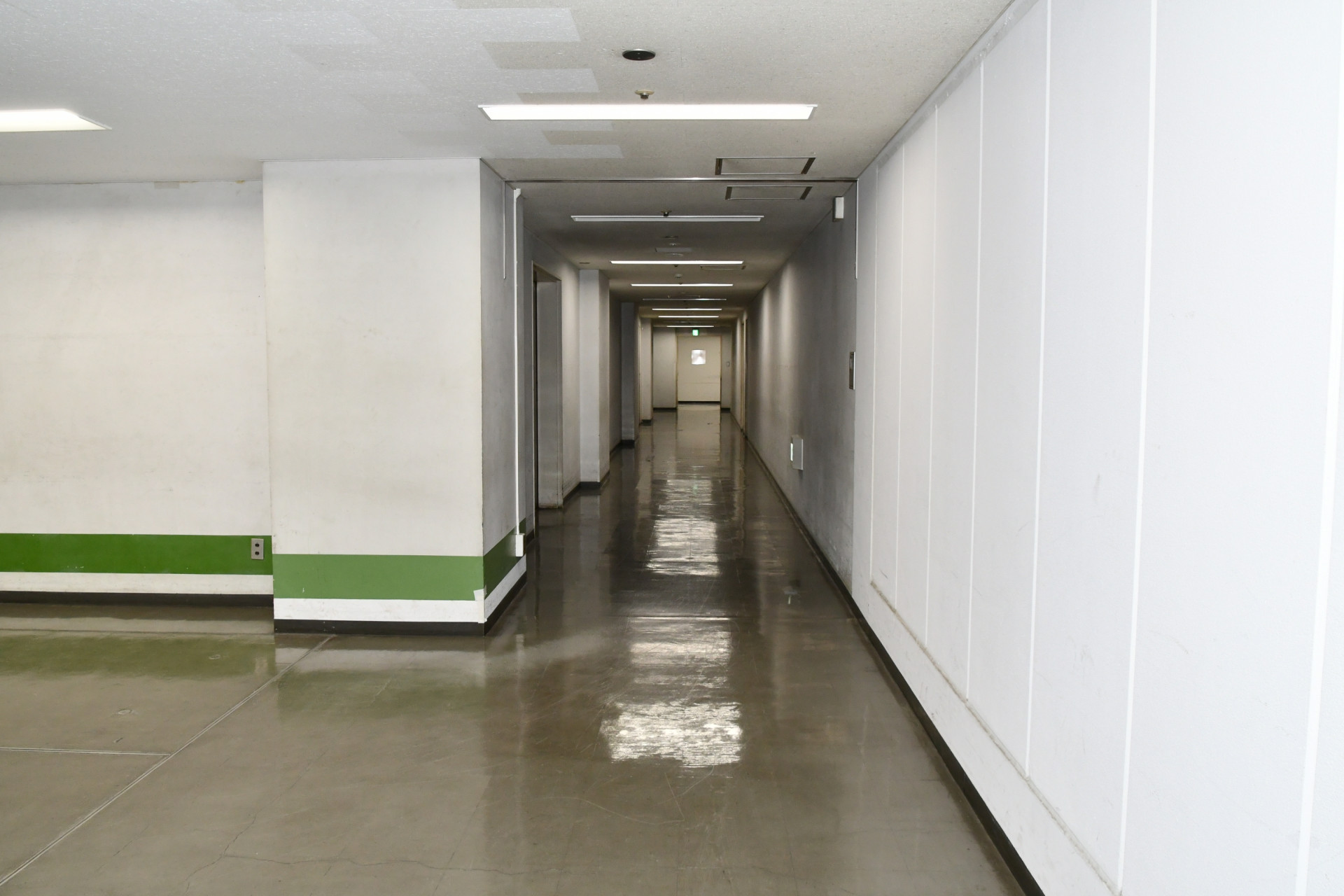 【市庁舎】地下1階廊下