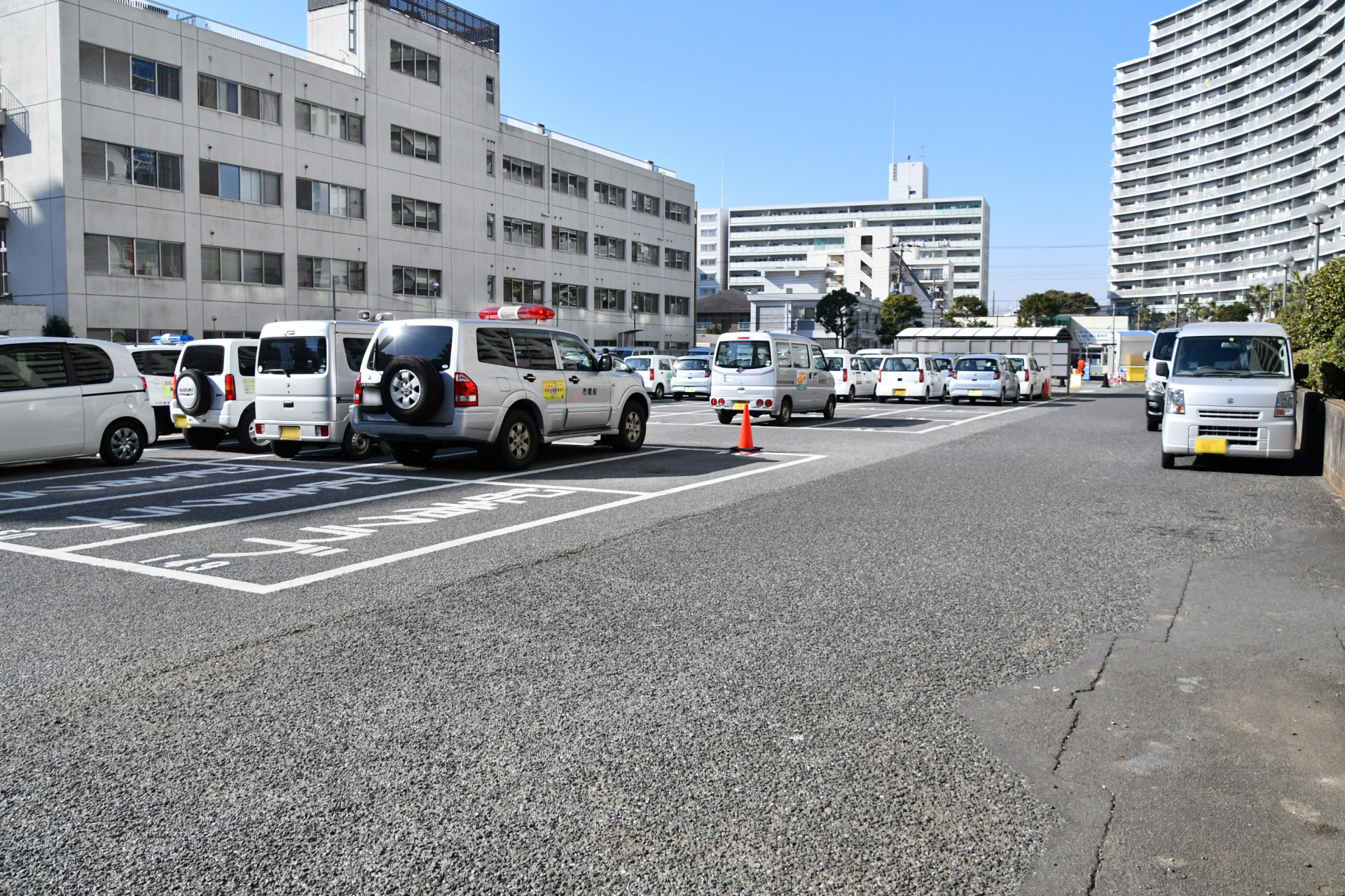 【市庁舎】公用車駐車場