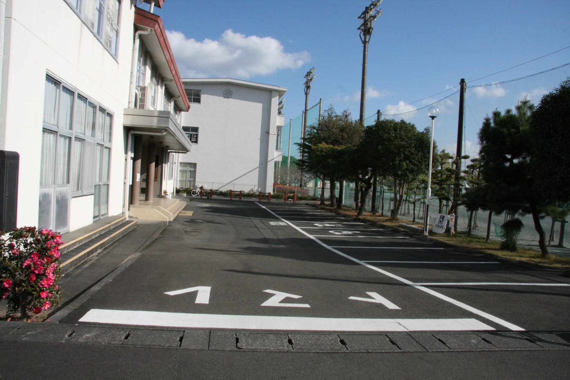 豊田公民館正面駐車場