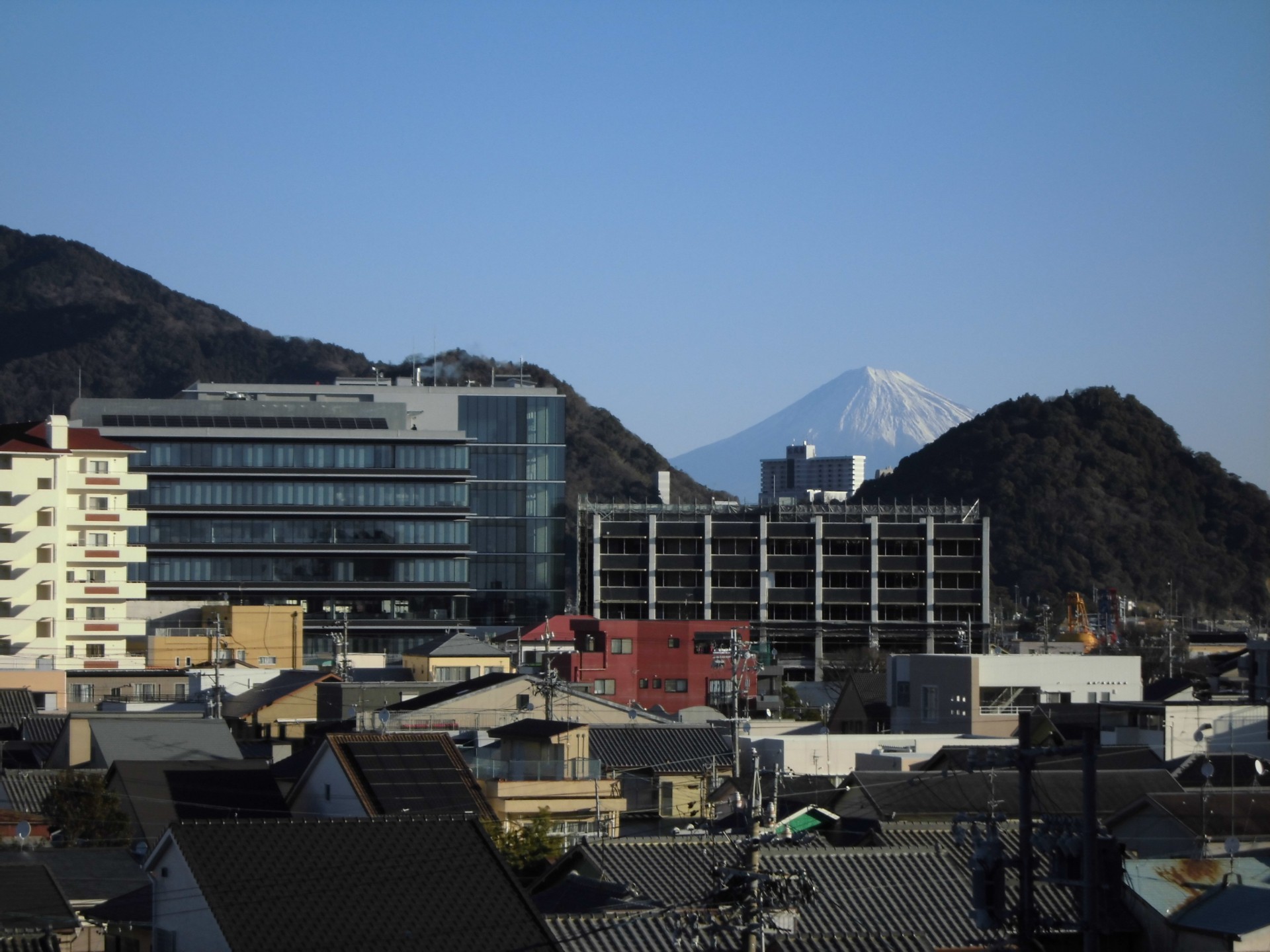 新旧庁舎と富士山２