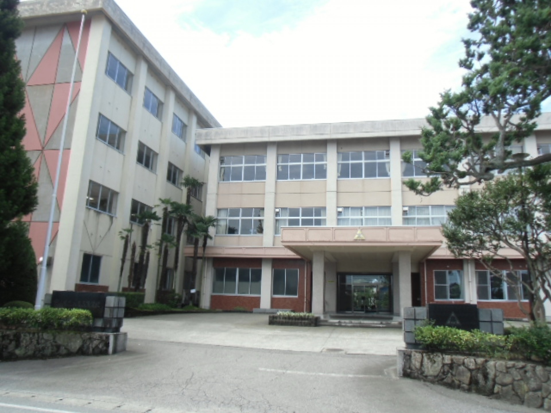 富山県立入善高等学校_校門