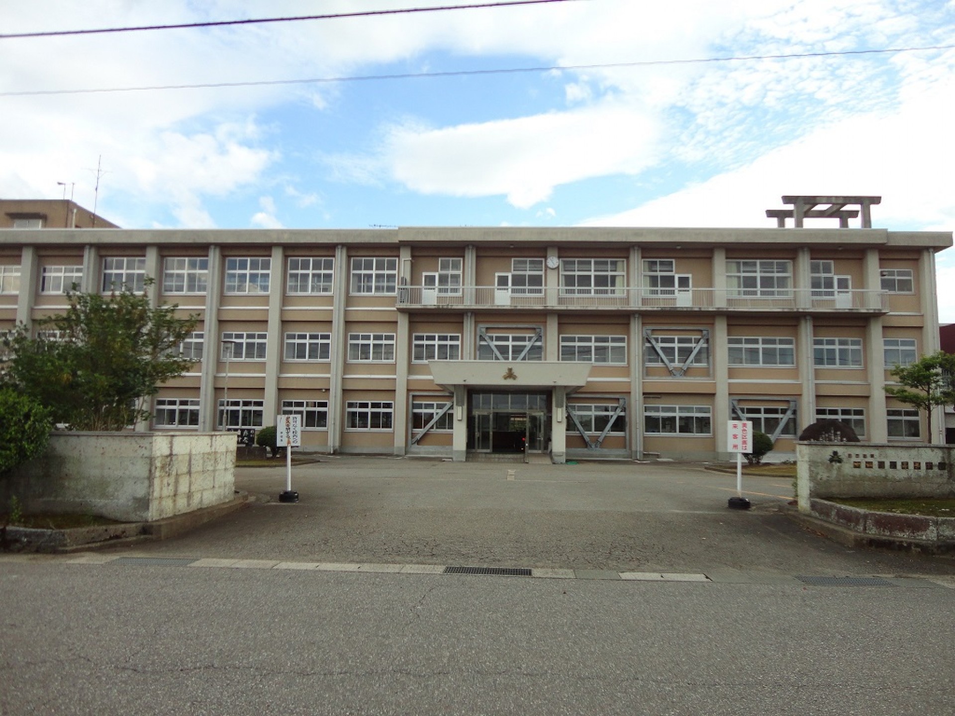 富山県立南砺福光高等学校_校門