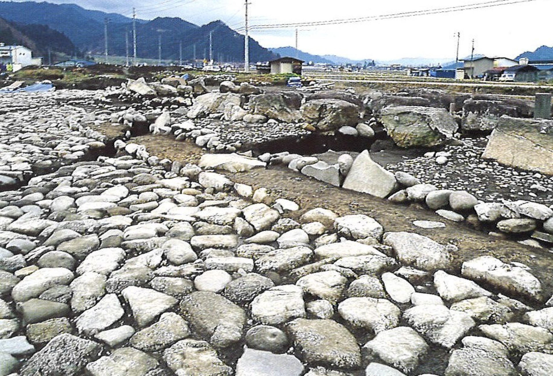 杉崎廃寺跡　金堂基壇化粧（北西から）