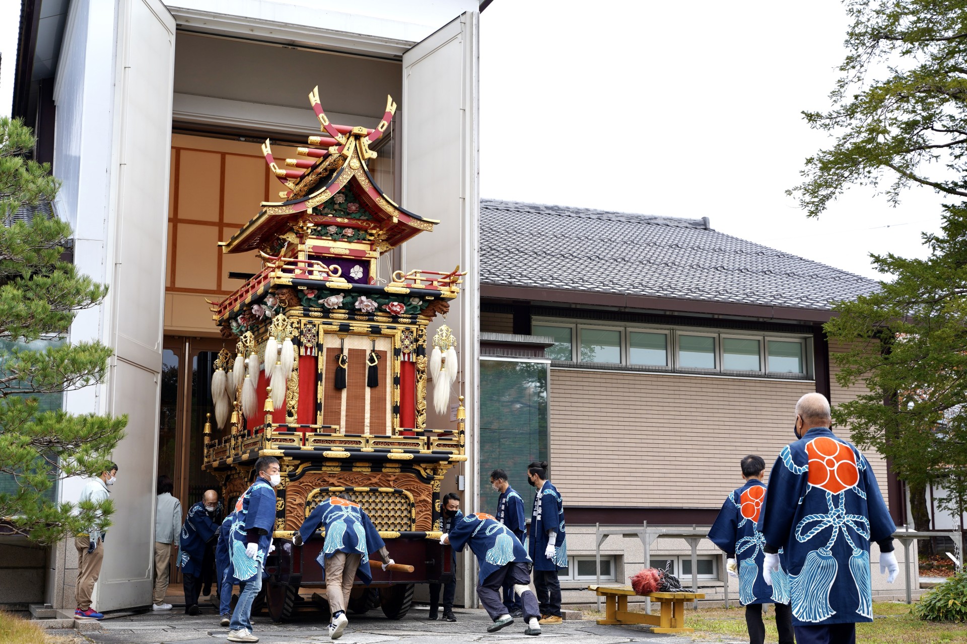 まつり屋台入れ替え