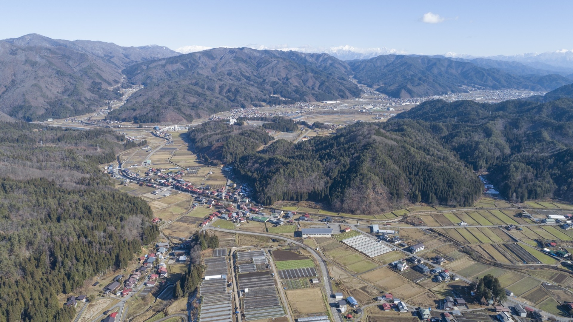 姉小路氏城館跡　向小島城跡遠景（西から）