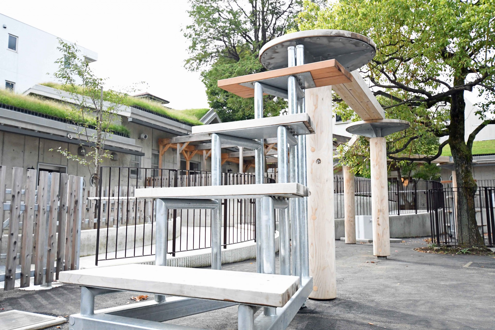 子ども動物園ヤギのぼり台