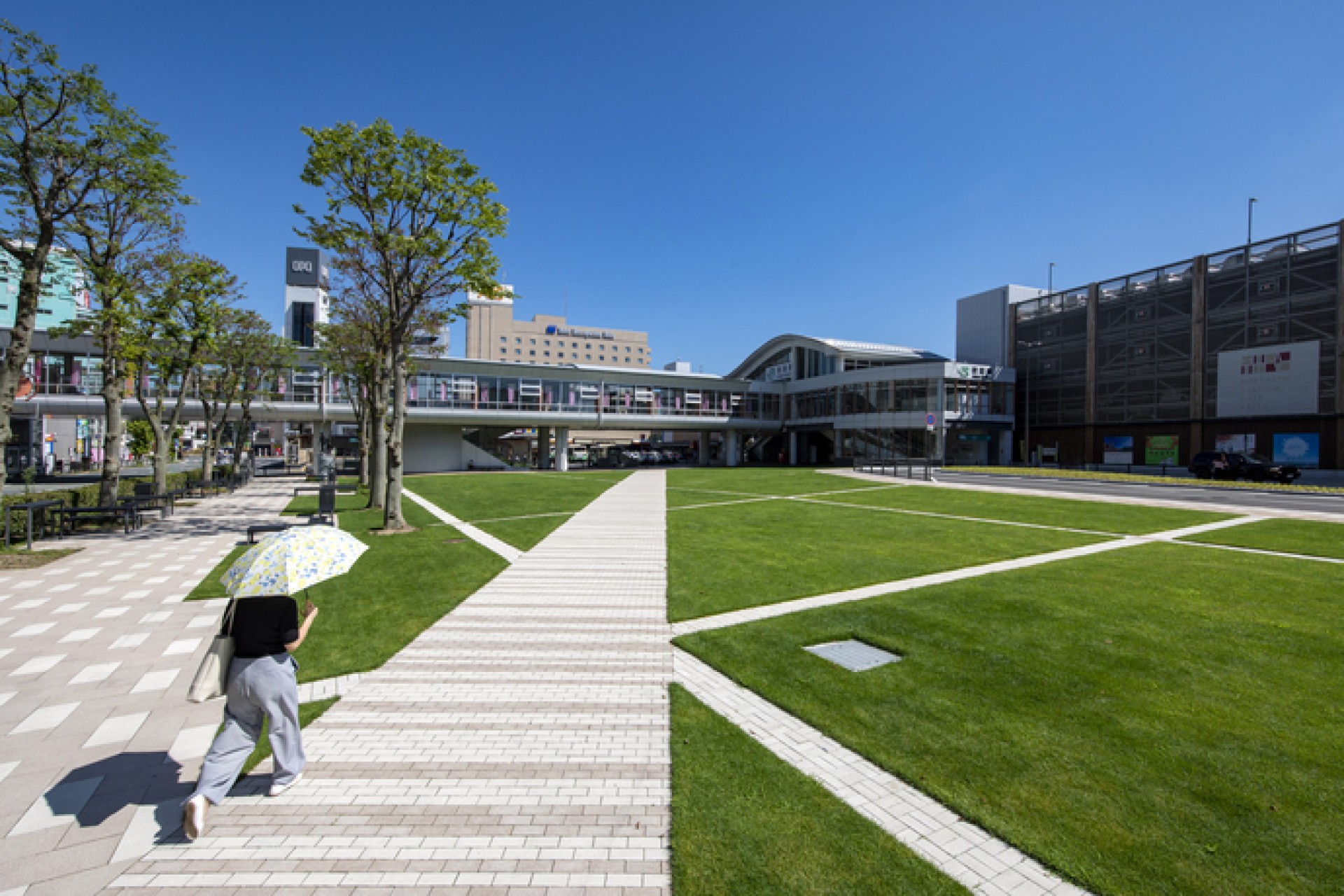 秋田駅西口駅前広場（芝生広場）6