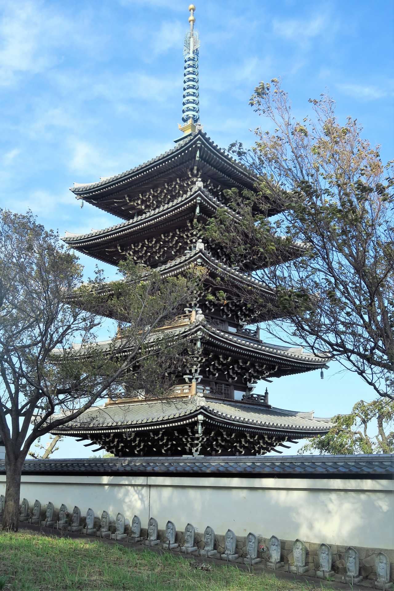 香林寺五重塔と満月 香林寺五重塔と満月