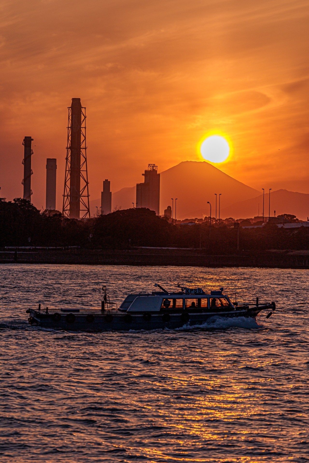 夕焼けシルエット富士山と夕陽