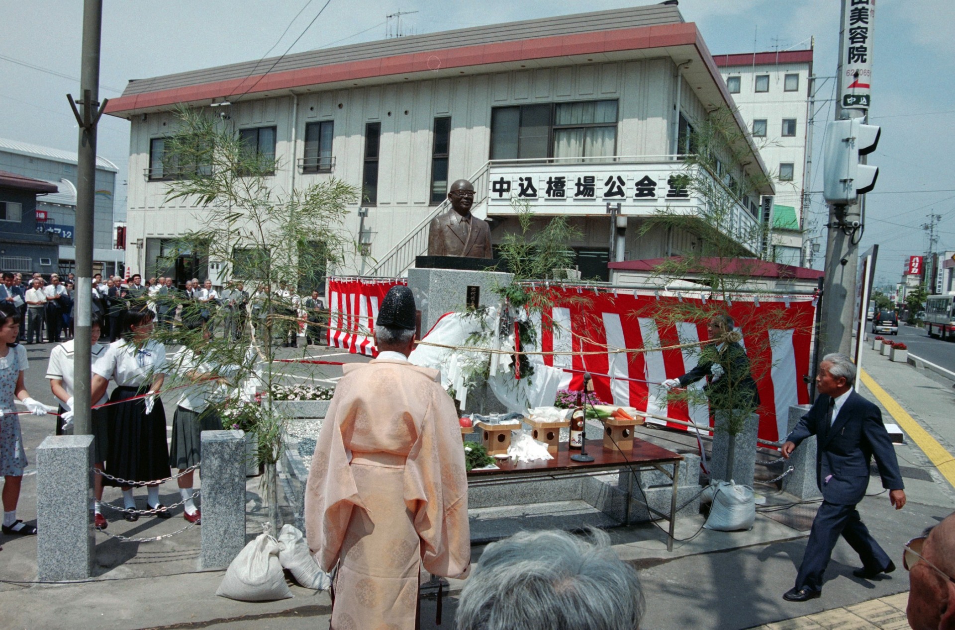 初代佐久市長　顕彰像