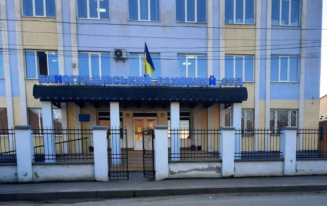 Медсестра з Хуста заплатить 17 тис. грн за те, що розбила пляшкою скло в поліції