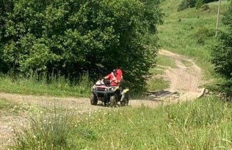 На Воловеччині рятувальники на квадроциклі транспортували туриста, якого вкусила змія 