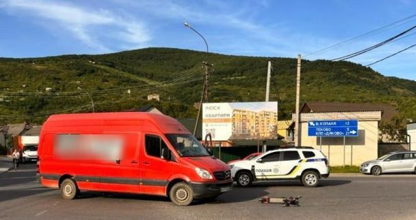 У Виноградові автомобіль збив двох дітей на самокаті 