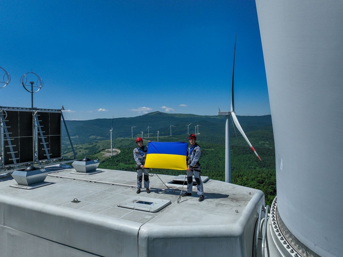 До Дня Конституції український прапор підняли на вершину вітротурбіни