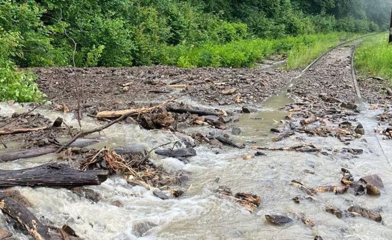 На Березнянщині селевий потік залив залізничну колію 