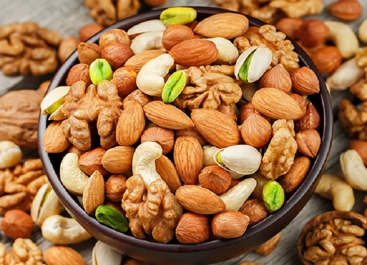 Health Tips:  सर्दी के मौसम में इम्यून सिस्टम को मजबूत करते हैं नट्स, डाइट में कर लें शामिल