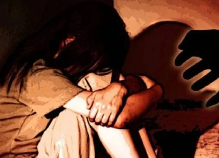 Uttar Pradesh: पड़ोसी ने अपने कमरे में ले जाकर बच्ची के साथ किया दुष्कर्म, लगी रोने लगी तो...