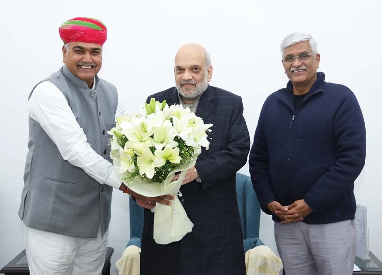 Rajasthan: अचानक विधायक के साथ अमित शाह से मिलने पहुंच गए गजेंद्र सिंह शेखावत, देखकर हर कोई है हैरान