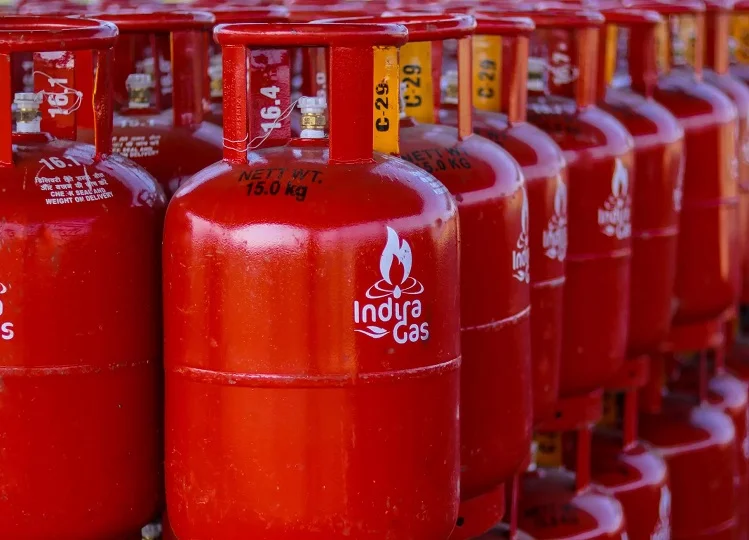 LPG price:  सरकार ने तीन सौ रुपए सस्ता कर दिया है एलपीजी गैस सिलेंडर, आमजन के चेहरे पर लौटी मुस्कान