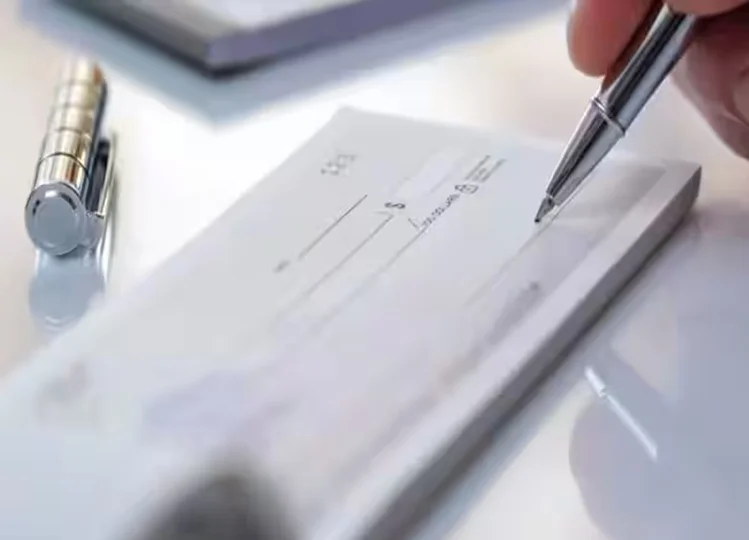 Bank: क्या अब ब्लैक इंक से चेक लिखना वैलिड नहीं है? जानें क्या है RBI का नया नियम