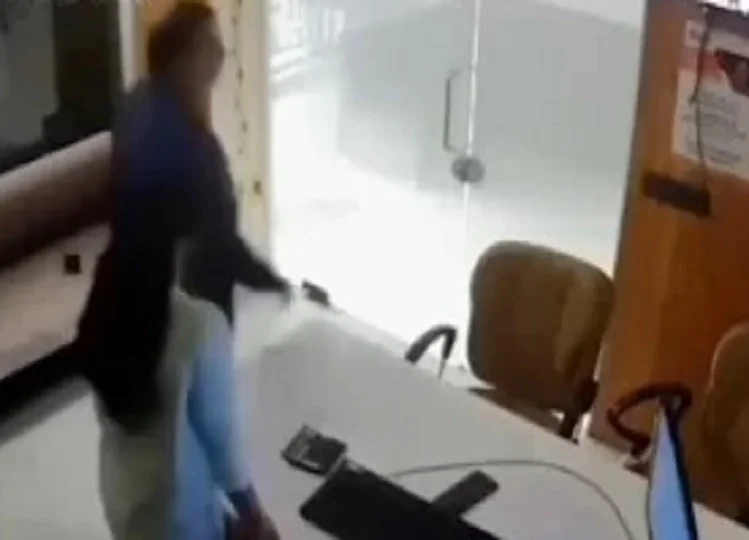 Video viral: अब ऑफिस का वीडियो हुआ वायरल, बॉस महिला कर्मचारी के साथ कर रहा था ऐसा, फिर...