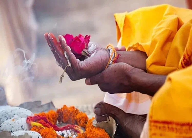 आखिर क्यों होता है पितृ दोष? जानें इस से मुक्ति के उपाय